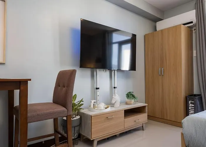 Airport Haven Condotel - Near Mactan-cebu Airport 13 Mins Ride, Self Check-in, Wifi, Netflix, Pool And Balcony View マクタン