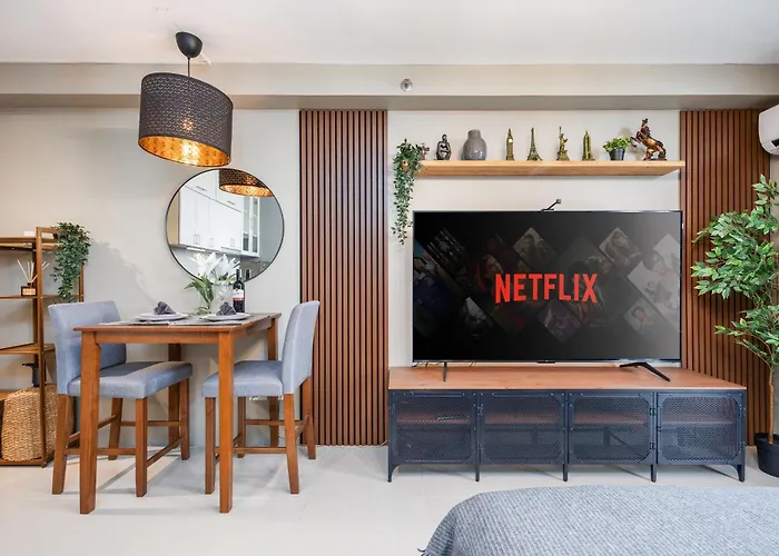 アパート Airport Haven Condotel - Near Mactan-cebu Airport 13 Mins Ride, Self Check-in, Wifi, Netflix, Pool And Balcony View マクタン