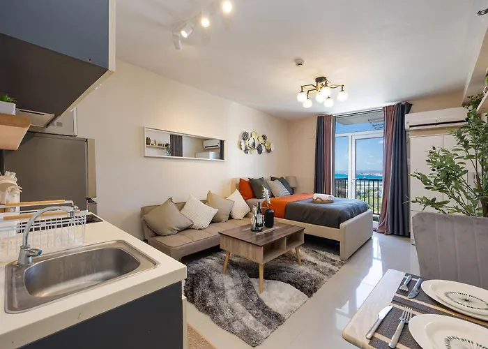 Airport Haven Condotel - Near Mactan-cebu Airport 13 Mins Ride, Self Check-in, Wifi, Netflix, Pool And Balcony View * マクタン