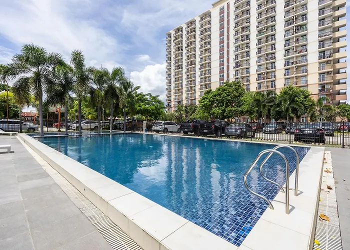 Airport Haven Condotel - Near Mactan-cebu Airport 13 Mins Ride, Self Check-in, Wifi, Netflix, Pool And Balcony View