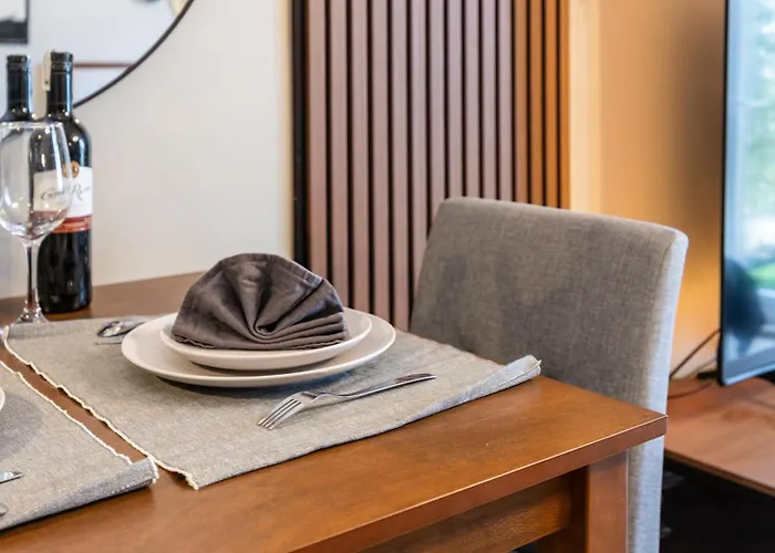 Airport Haven Condotel - Near Mactan-cebu Airport 13 Mins Ride, Self Check-in, Wifi, Netflix, Pool And Balcony View マクタン
