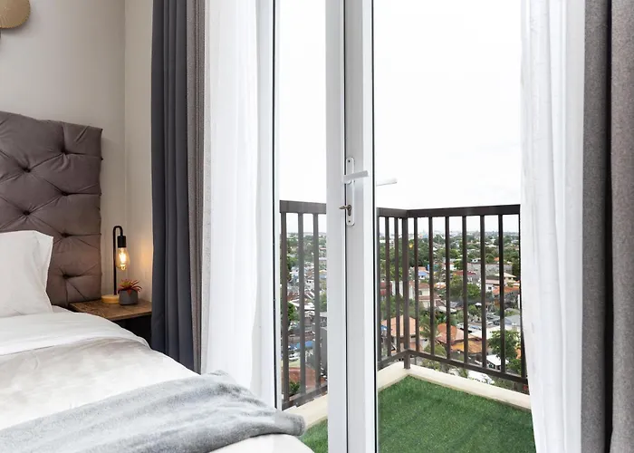 Airport Haven Condotel - Near Mactan-cebu Airport 13 Mins Ride, Self Check-in, Wifi, Netflix, Pool And Balcony View * マクタン
