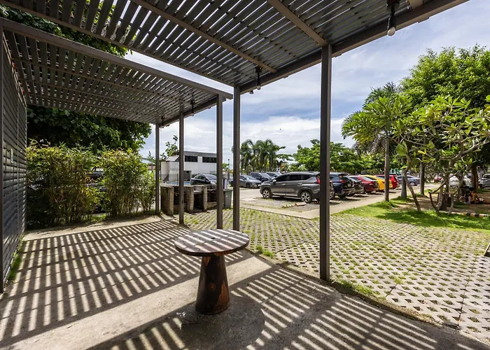 Airport Haven Condotel - Near Mactan-cebu Airport 13 Mins Ride, Self Check-in, Wifi, Netflix, Pool And Balcony View *